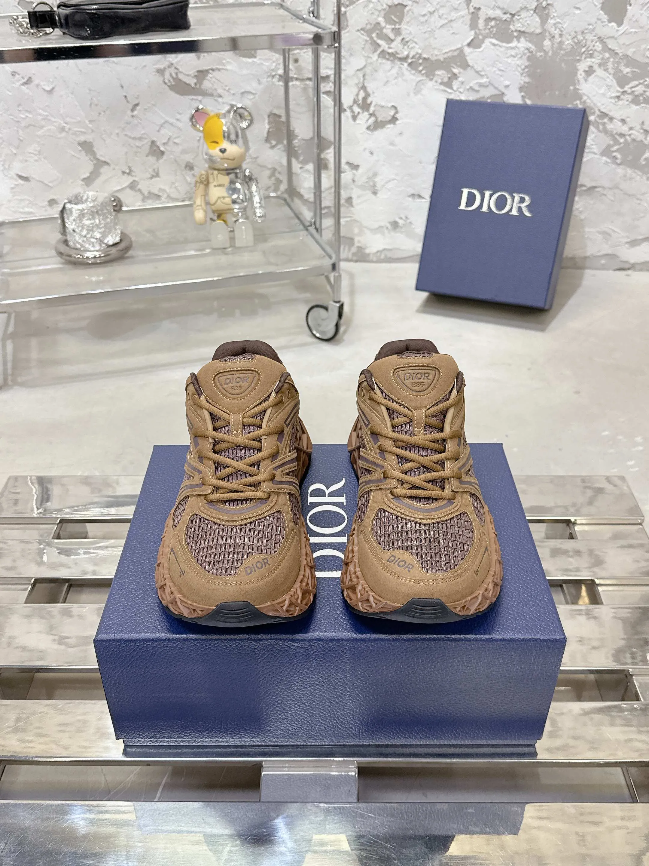Factory price 780💰 Top version! ! ! Dior (B35) DIOR spring and summer men's wear show, the show was held at the Valle de Grasse School in Paris. Kim Jones drew inspiration from the works of South African artist Hylton Nel. The details of the shoes, clog soles and tribal elements, cleverly blended luxury craftsmanship and practicality, with fresh childishness and bright temperament, creating a new season hot spot. Dior KAWA Dior co-branded casual sports shoes reinterpret running shoes with Dior's high-end style. B35 is made of fine-textured leather and mesh fabric materials. It can be worn in all seasons, is comfortable and breathable, and has multiple lines on the shoe body to outline details. It has a full retro three-dimensional feel and can create a casual look all year round! Fabric: Cowhide/customized cloth material Lining: Imported breathable mesh Outsole: Original molded outsole Size: 39-46 (customized at 45.46)